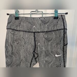 Nike Dri Fit Black&White Illusion Patterned Capri Running Pants Women's size XS